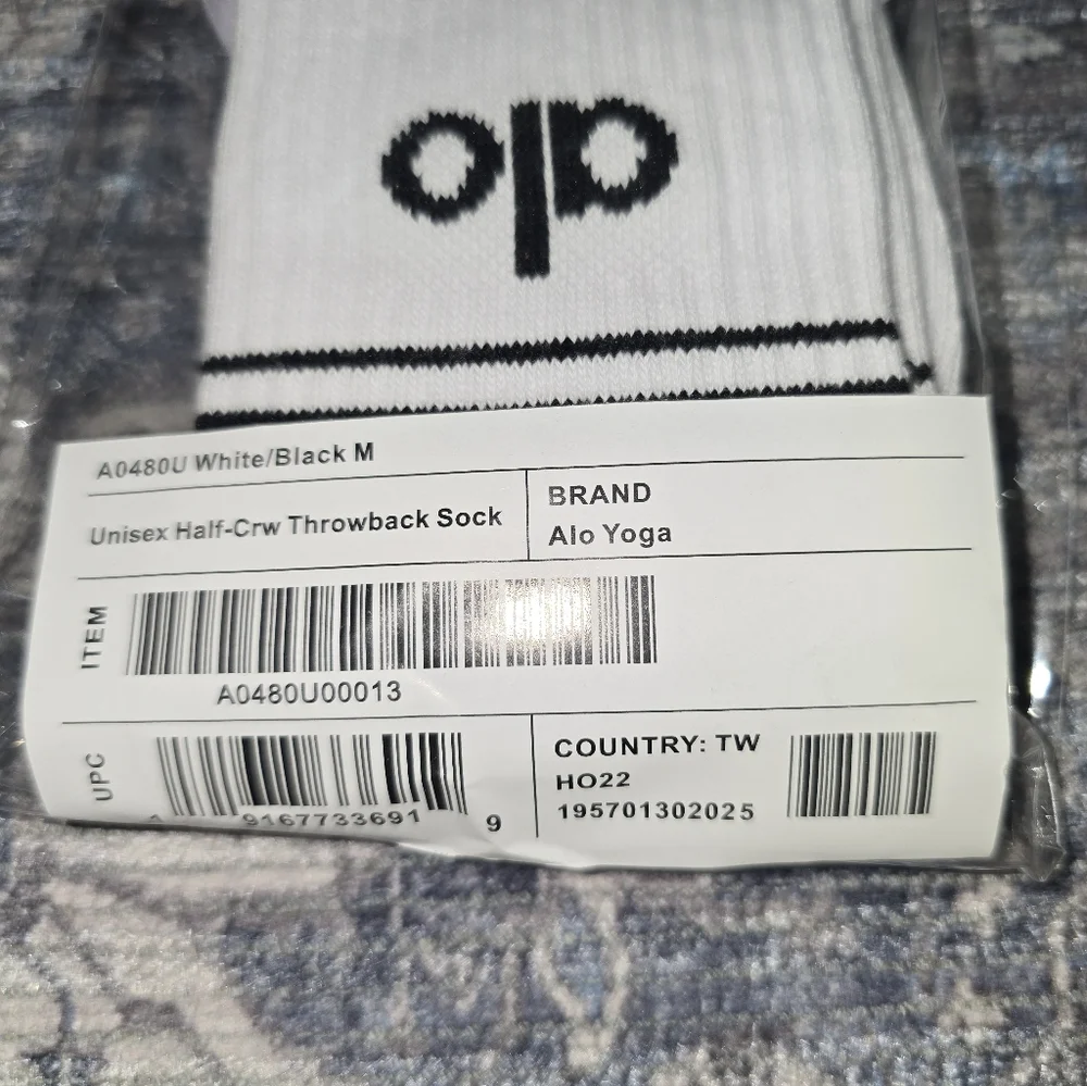 Alo Yoga Unisex Half-Crew Sock Athletic Core: White/Black Medium $34